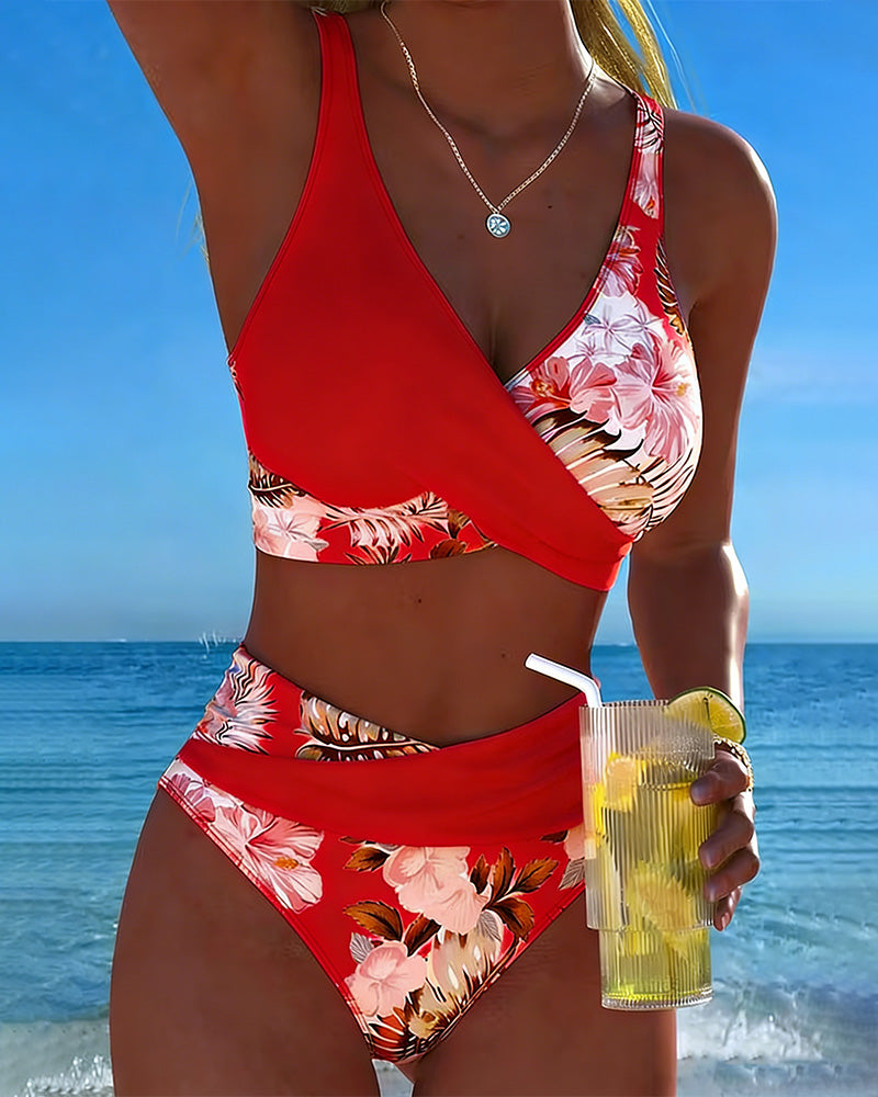 Jolina | Bikini z rozcięciem w kwiatowy kontrastowy wzór