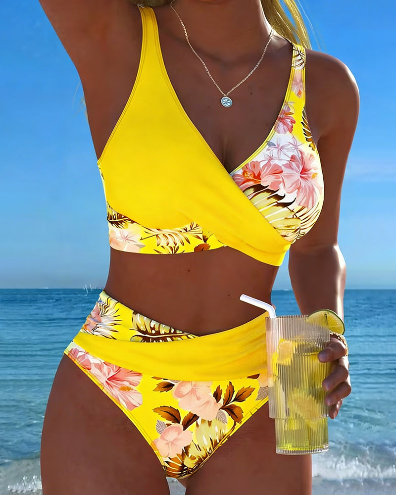 Jolina | Bikini z rozcięciem w kwiatowy kontrastowy wzór