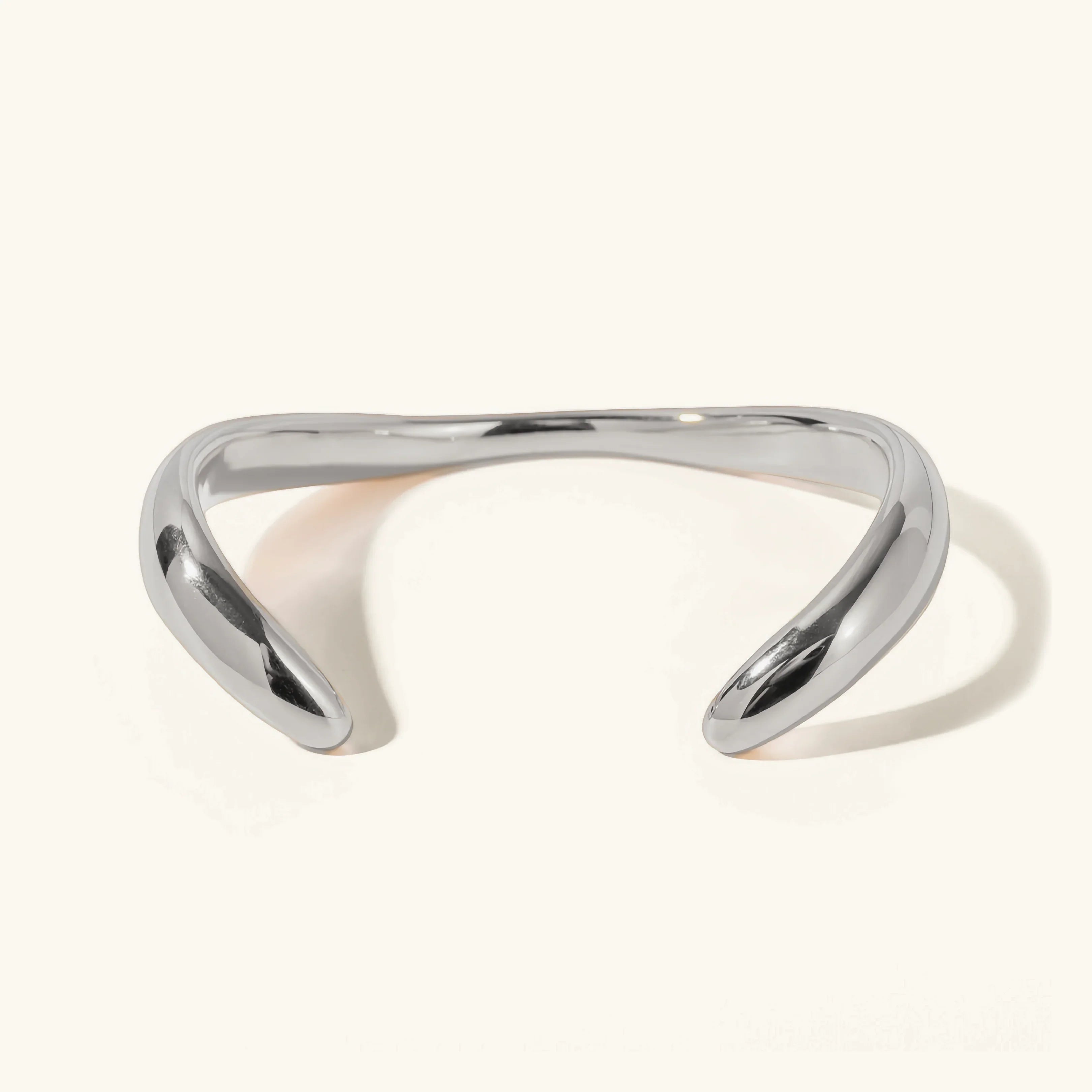 Audrina — współczesna złota bransoletka bangle
