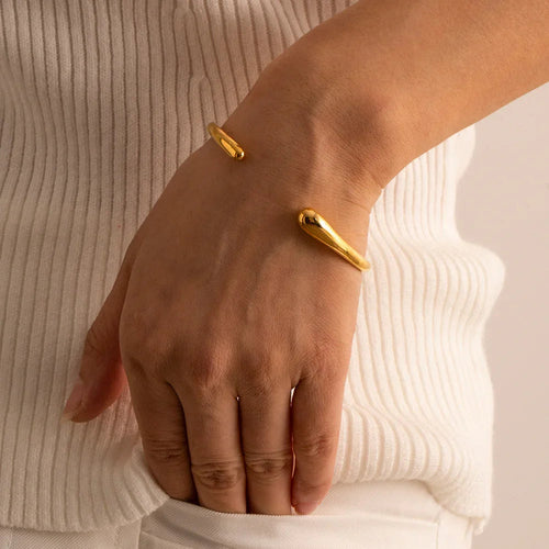 Audrina — współczesna złota bransoletka bangle