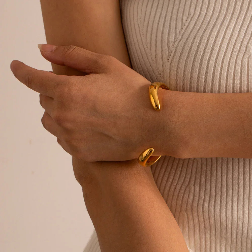 Audrina — współczesna złota bransoletka bangle