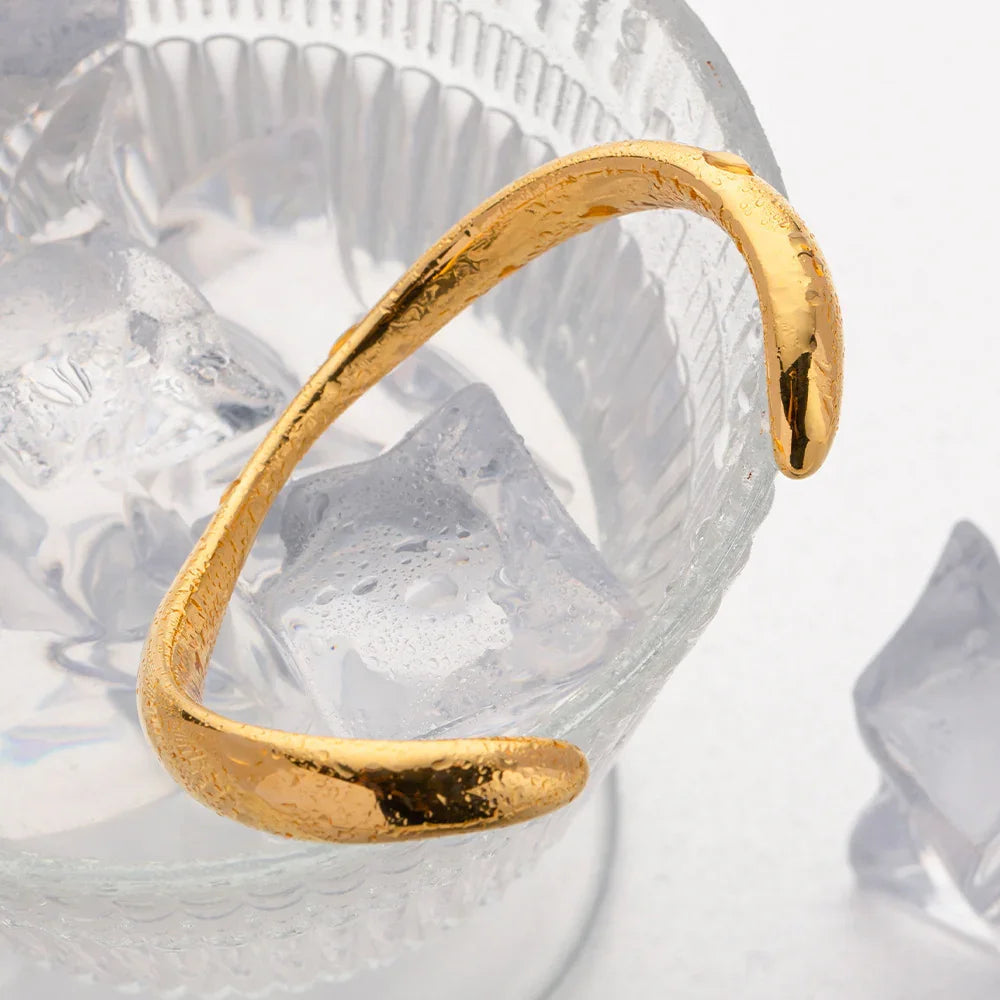 Audrina — współczesna złota bransoletka bangle
