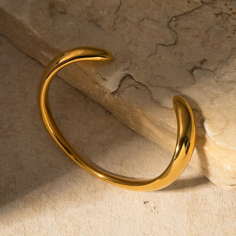 Audrina — współczesna złota bransoletka bangle