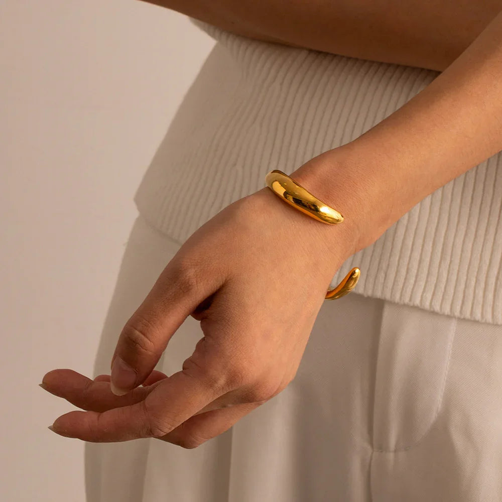 Audrina — współczesna złota bransoletka bangle