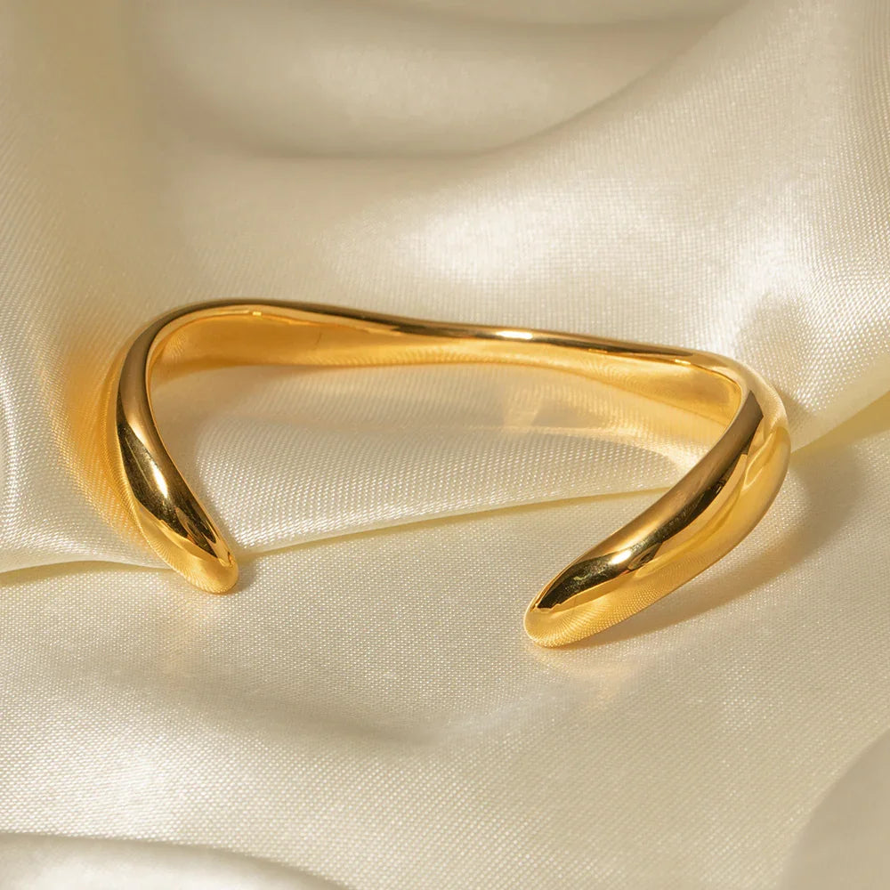 Audrina — współczesna złota bransoletka bangle