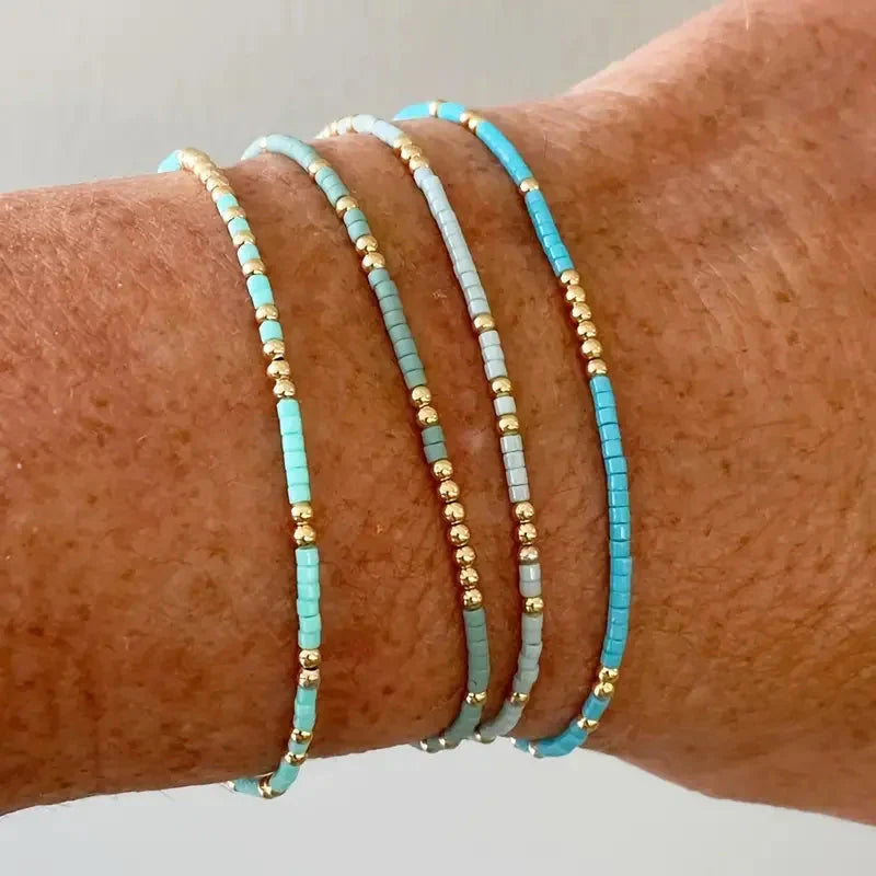 Elegancki zestaw bransoletek z turkusowymi koralikami w stylu boho