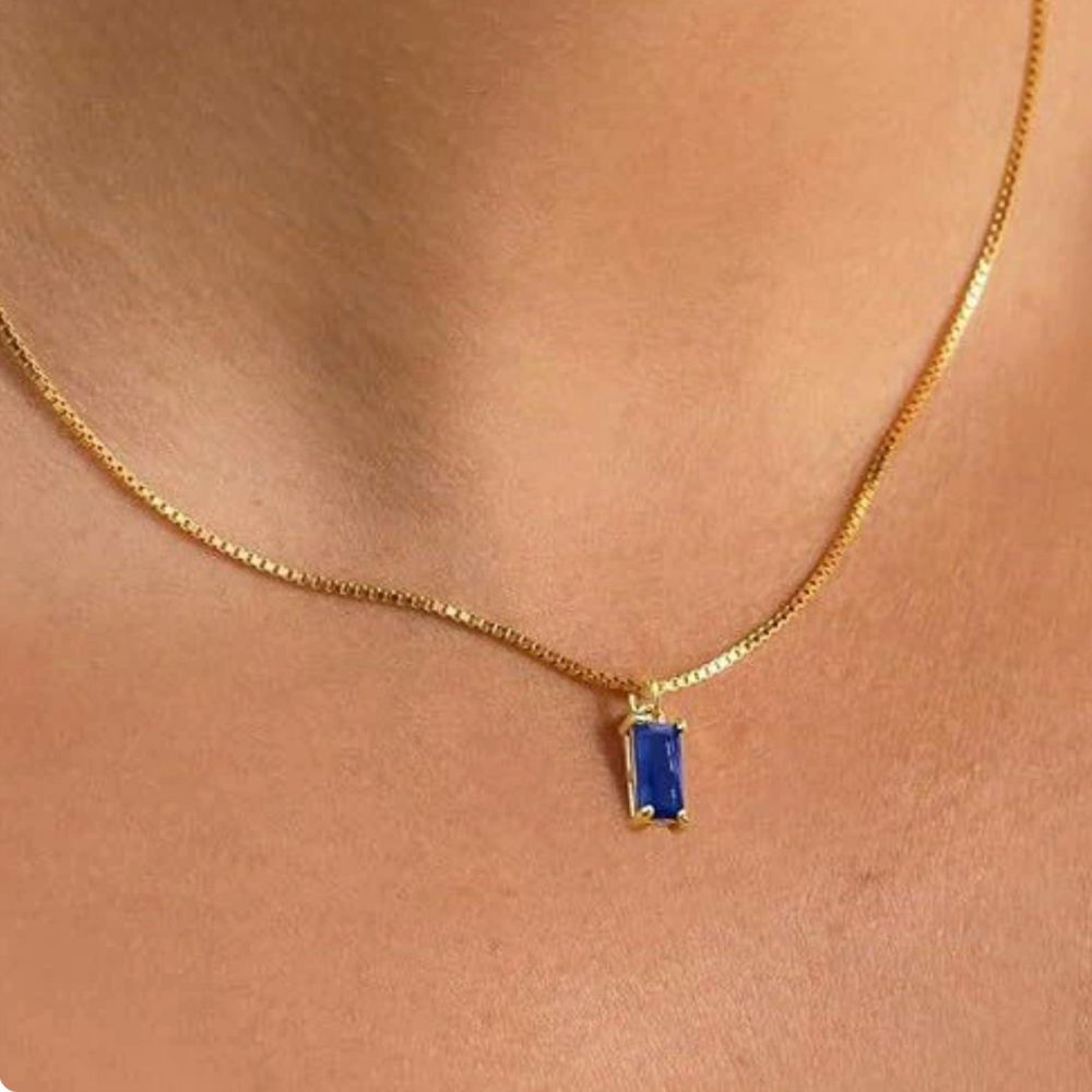 Minimalistyczny naszyjnik z wisiorkiem z szafirem
